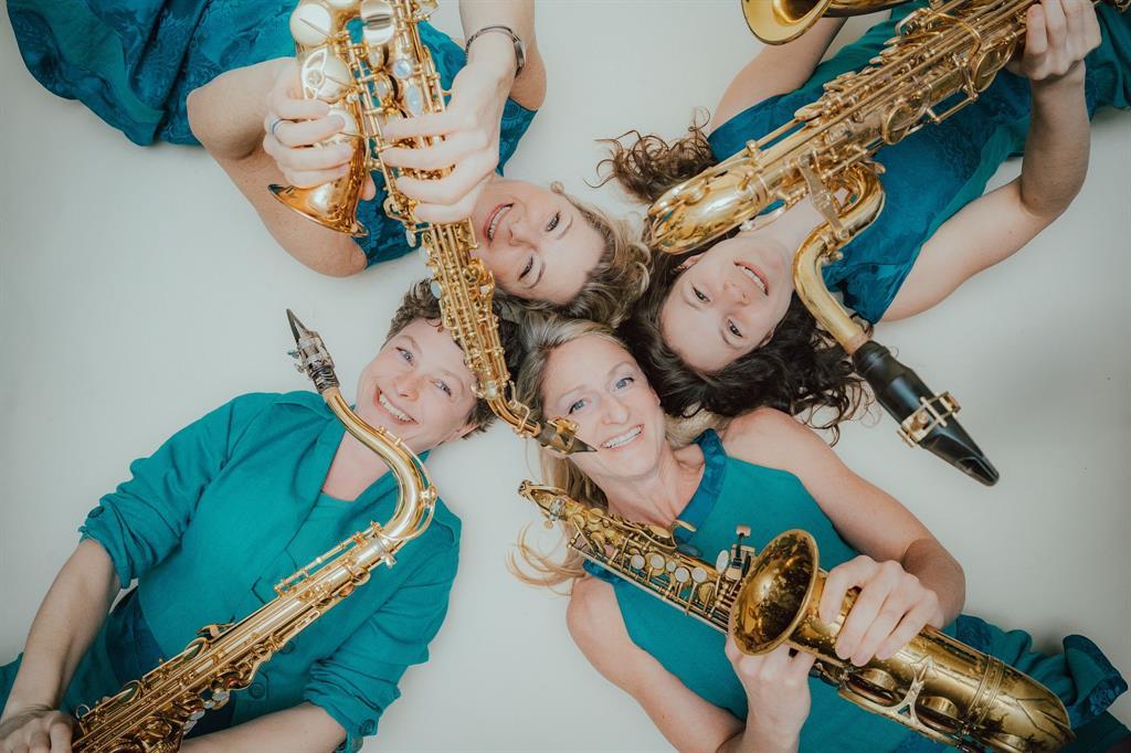 Foto der vier Saxophonistinnen mit Instrumenten